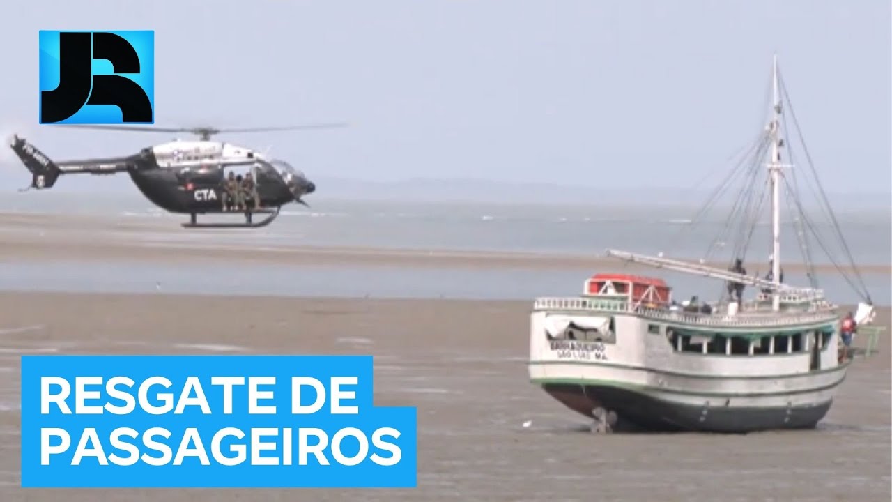 Passageiros são resgatados de helicóptero após barco encalhar em praia de São Luís (MA)